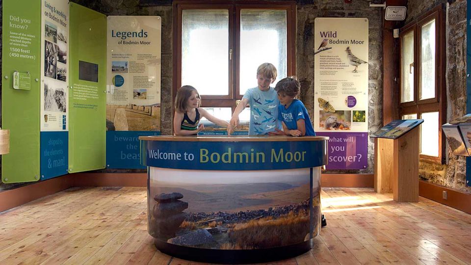 Minions Visitor Centre: children looking at map